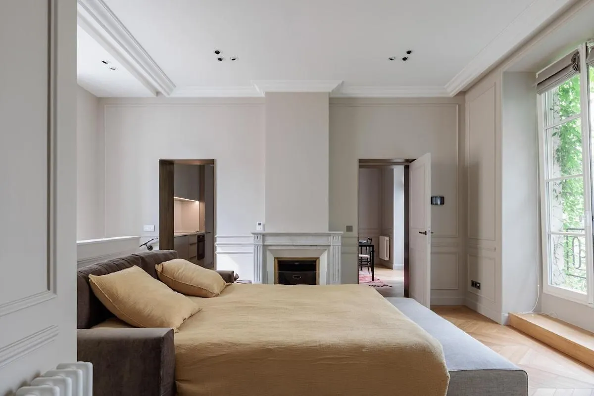 A Mini-Suite For 2, In A Green Setting Párizs