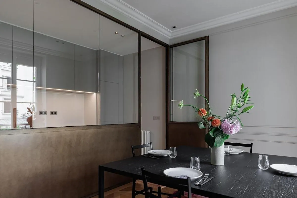 A Mini-Suite For 2, In A Green Setting Paris Apartment