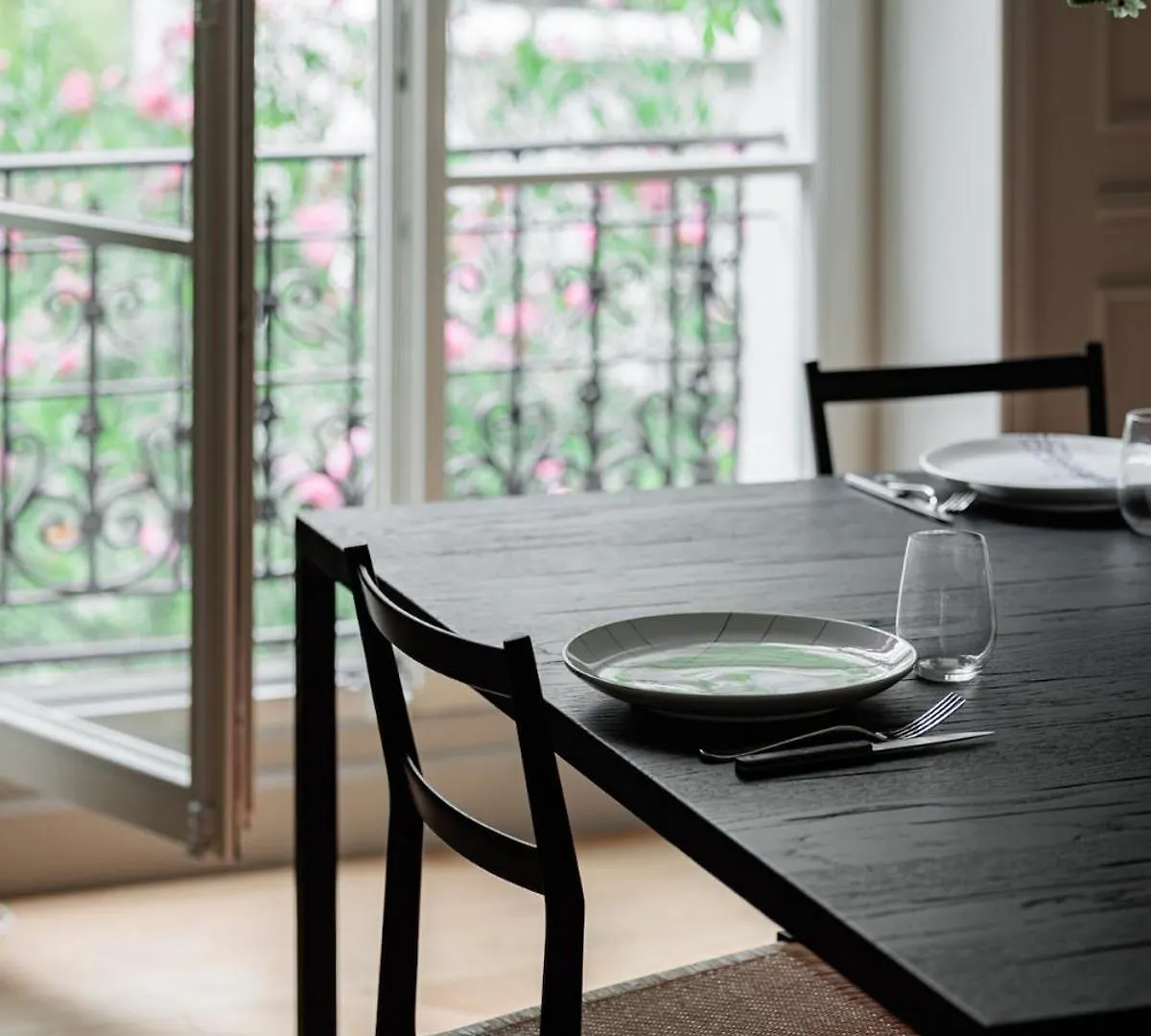 A Mini-Suite For 2, In A Green Setting Paris Apartment