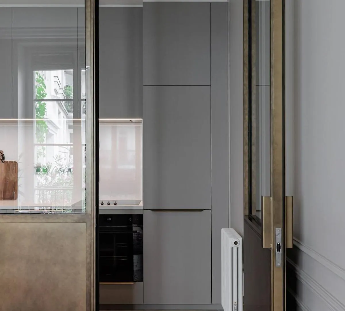 A Mini-Suite For 2, In A Green Setting Paris Apartment