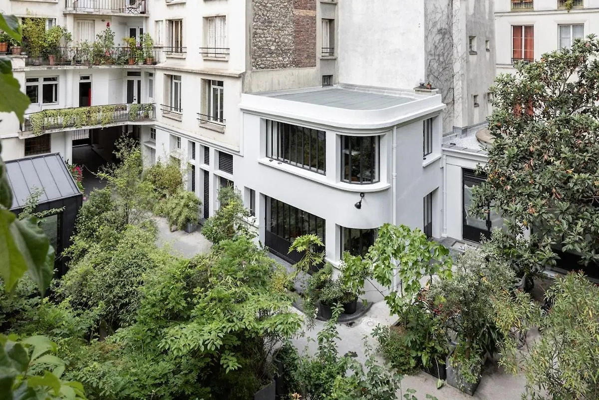 A Mini-Suite For 2, In A Green Setting Paris Apartment