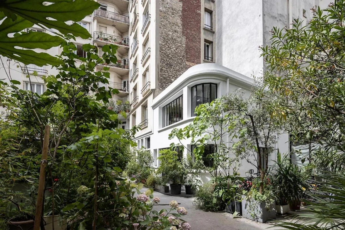 A Mini-Suite For 2, In A Green Setting Paris 0*,  Frankrig